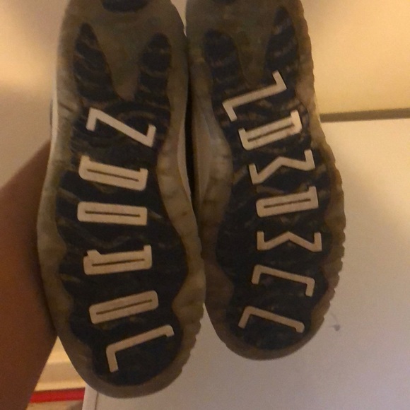 Jordan 11s size 3y play sneakers - Picture 2 of 3